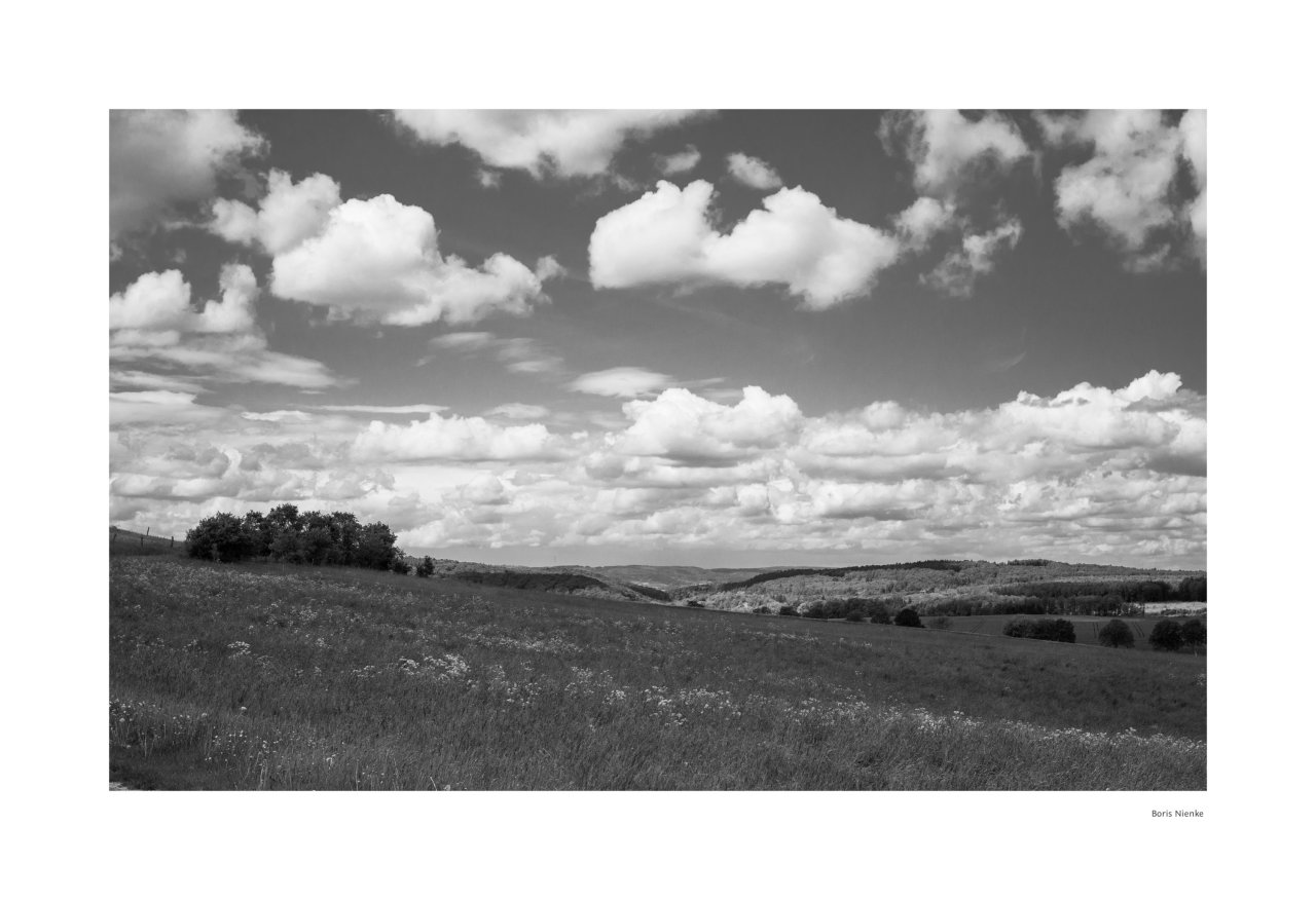 Wolkenspiele über Feldern
