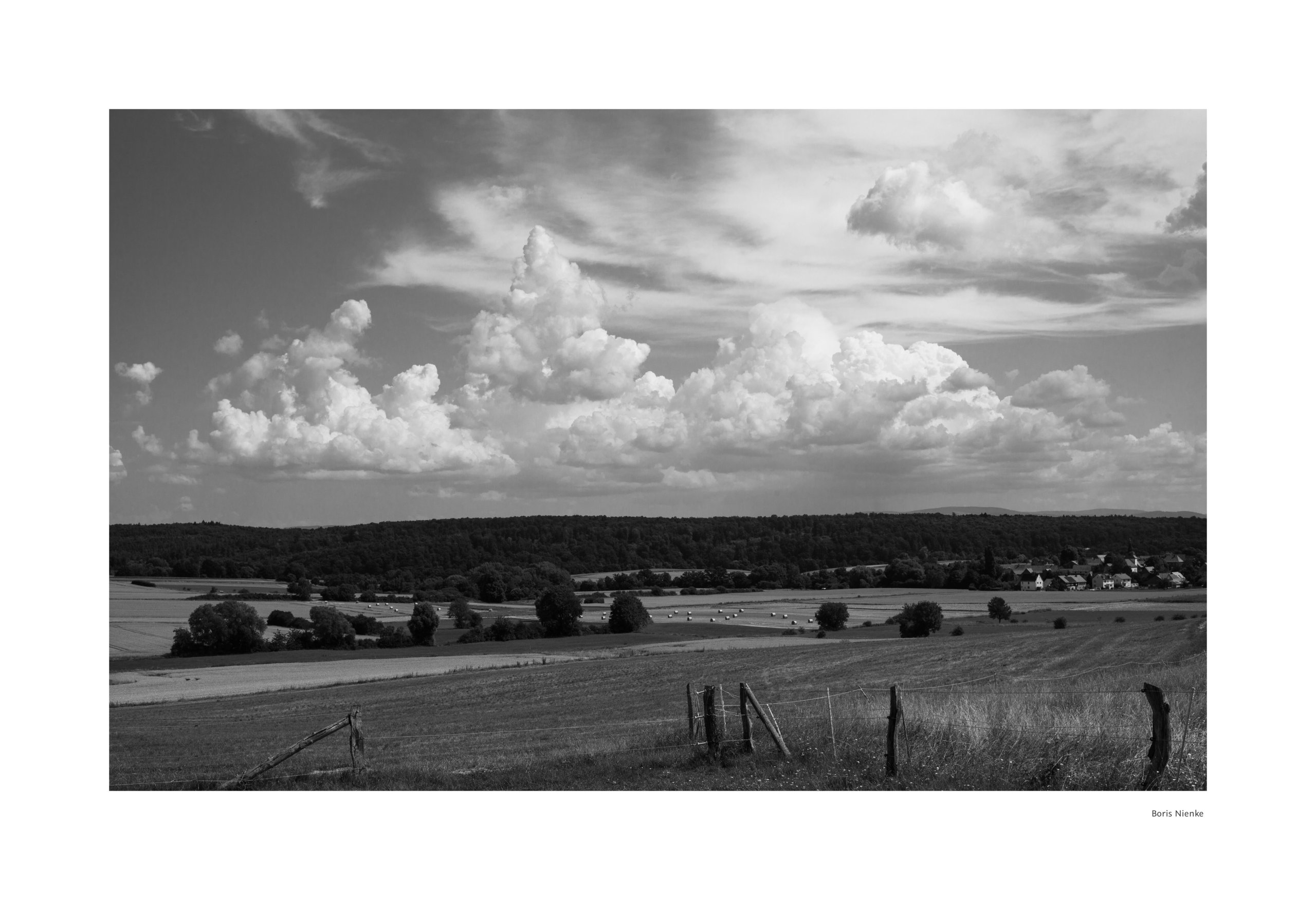 Wolken über Feldern